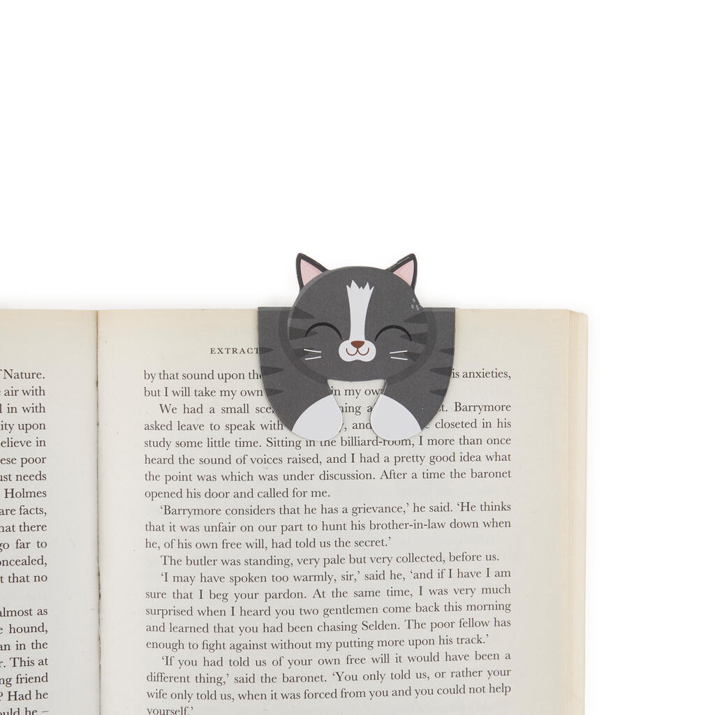 Detalle de la fijación del Marcapáginas Macnettic en un libro.